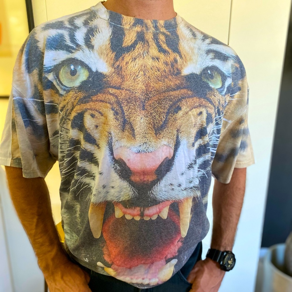 Men’s Tiger image T- shirt. Arresting & exceptional quality image.